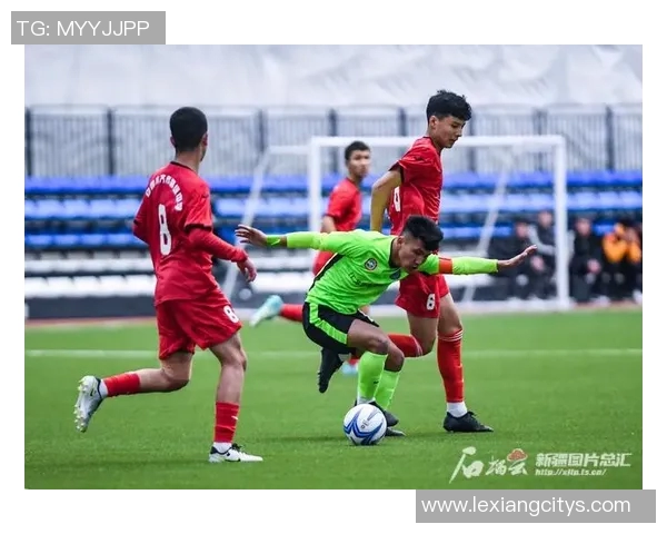 甜蜜绿茵情缘足球球星情侣携手闪耀浪漫赛场瞬间